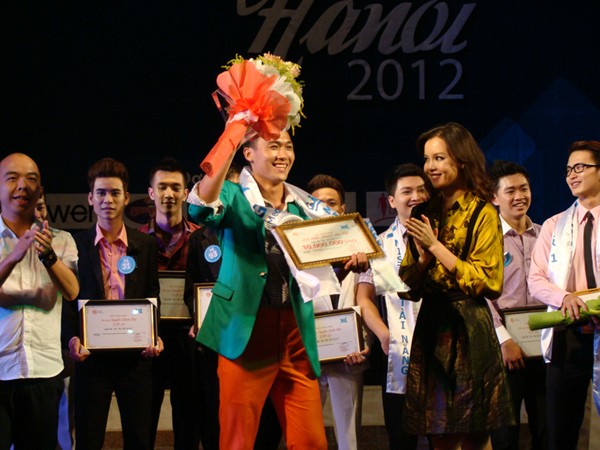 Niềm vui vỡ ào khi danh hiệu Mr Hà Nội lần thứ nhất xướng tên "cậu ấm" Nguyễn Xuân Phúc.